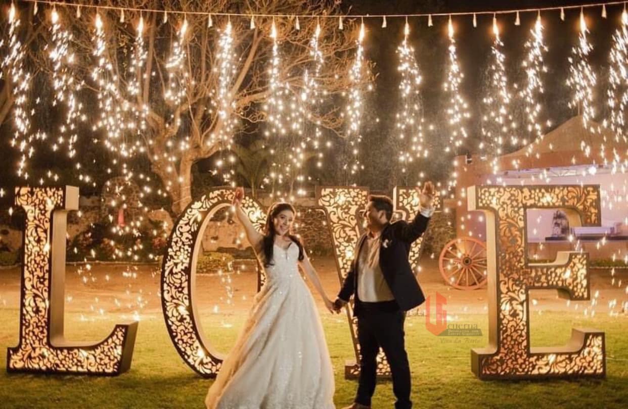 Letras gigantes LOVE en una boda